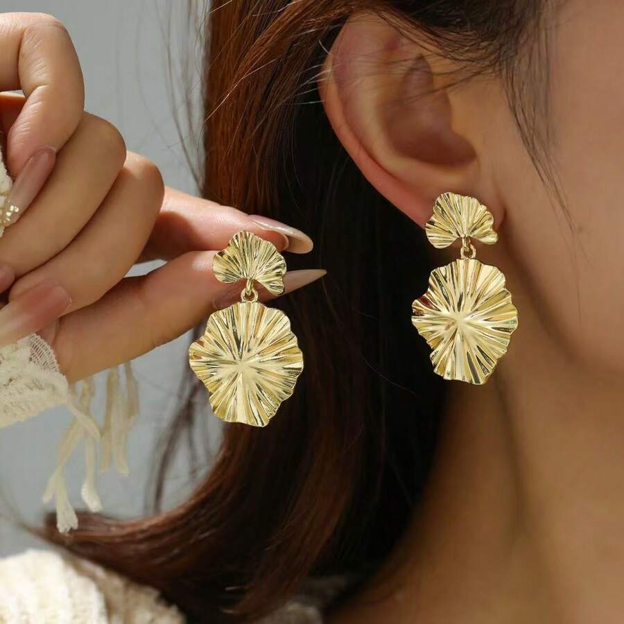 1 Pair Of Seaside Vacation Style Ginkgo Leaf Earrings, Non Collision Metal Texture Earrings, Fashionable Texture Pleated Versatile Earrings, Worn On Vacation, Dates, Parties, Daily Wear - Gold - View 1