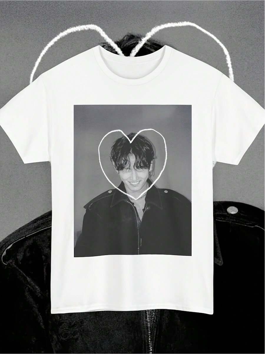 Unisex J-Heart svartvit kontur -estetik 100% bomulls-T-shirt, mjuk, lämplig för alla årstider, ett måste i vardagsstilen, mångsidig för alla årstider, prisvärd vardagsklädsel & perfekt present till fans och vänner. Partyoutfit, vardagskläder, semesteroutfit, utomhuslek, T-shirt, sommarkläder, konsertkläder. - Vitt - Visa 1