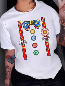 Cheerful Print With Blue And Red Bow, Multicolored Buttons And Polka Dot Suspenders That Evoke Fun And Festive Spirit. Women's T-Shirt, 100% Cotton, Casual, Comfortable And Modern. Soft - 白色的 - 查看 7