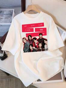 2026 T-shirt, Grafisk T-shirt med collage av BTS21-medlemmars namn, Överdimensionerad casual T-shirt för ARMY-fans, Retro bootleg-style K-Pop Idol oversized T-shirt, Vintage grafiskt tryck T-shirt, Kortärmad casual topp, Fanmerchandise, Svart streetwear-T-shirt för fans, Vintage K-Pop Star grafisk T-shirt, Kortärmad oversized T-shirt med retro bokstävertryck, Svart casual rund halsringning, Present till streetwear-idolfans, Bekväm löst sittande T-shirt i bomullsblandning för kvinnor och män. - Vitt - Visa 1