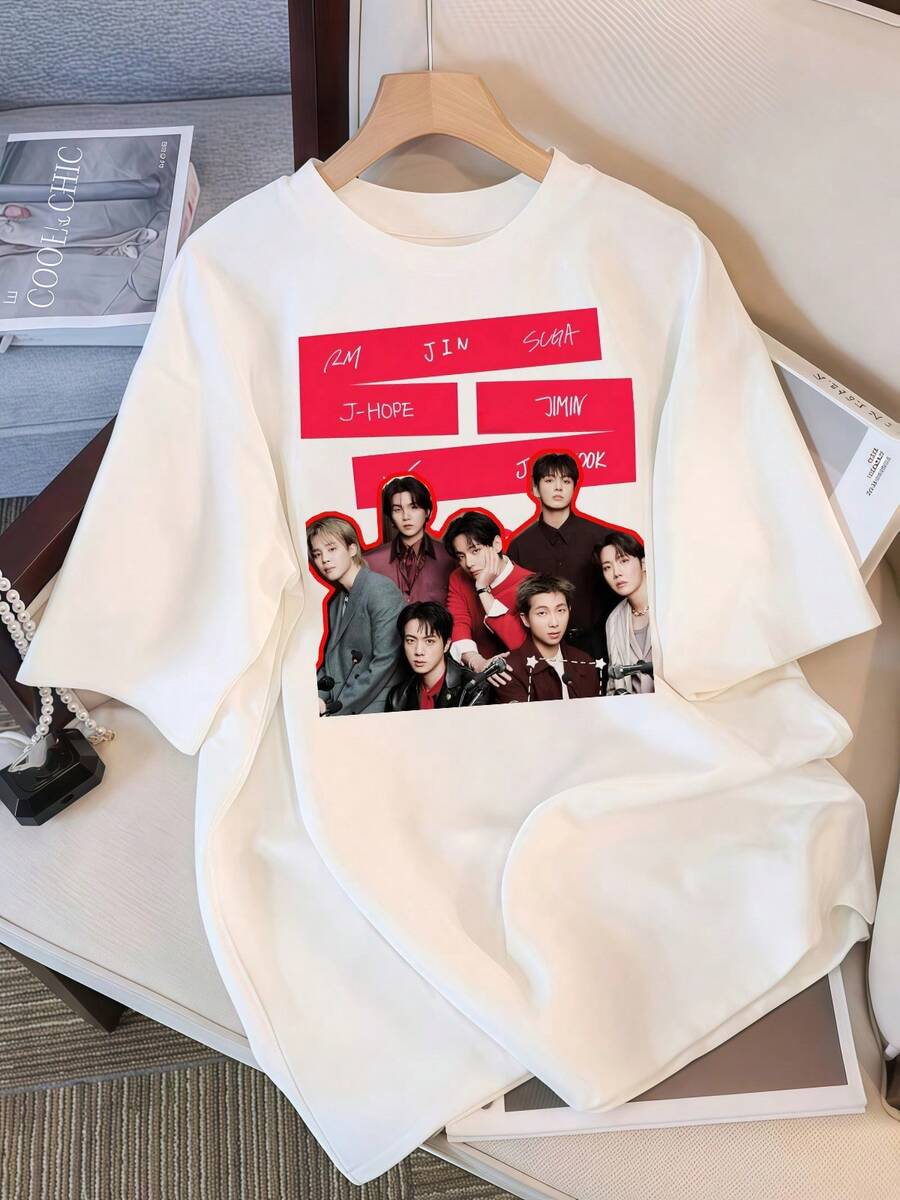 2026 T-shirt, Grafisk T-shirt med collage av BTS21-medlemmars namn, Överdimensionerad casual T-shirt för ARMY-fans, Retro bootleg-style K-Pop Idol oversized T-shirt, Vintage grafiskt tryck T-shirt, Kortärmad casual topp, Fanmerchandise, Svart streetwear-T-shirt för fans, Vintage K-Pop Star grafisk T-shirt, Kortärmad oversized T-shirt med retro bokstävertryck, Svart casual rund halsringning, Present till streetwear-idolfans, Bekväm löst sittande T-shirt i bomullsblandning för kvinnor och män. - Vitt - Visa 1