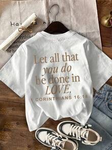 Versículo bíblico inspirador: Todo debe hacerse con amor, impreso en letras doradas en una camiseta de manga corta y cuello redondo.Camiseta Y2k - Negro - Ver 2