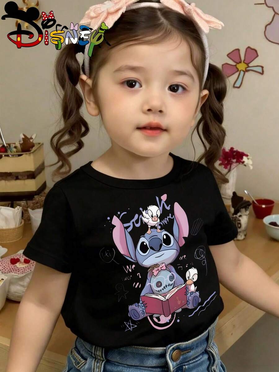Cute Black Baby T-Shirt Printed With Reading Stitch From Disney Lilo & Stitch. This Girls Short Sleeve Top Features Love Heart Patterns, Is Sweatproof, Breathable, Casual To Wear, And Full Of Festive Atmosphere. - 黑色 - 查看 1
