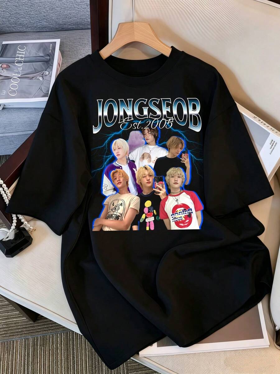 2026 T-shirt, Vintage Graphic T-shirt P1Harmony JONGSEOB, Överdimensionerad casual T-shirt för P1ece-fans, Retro streetwear-topp 2005, Retro K-Pop idol bootleg-stil oversized T-shirt, Vintage grafiskt tryck T-shirt, Kortärmad casual topp, K-pop fanmerchandise, Svart streetwear-T-shirt för fans, Vintage grafisk K-Pop Star T-shirt, Kortärmad oversized T-shirt med retro bokstävertryck, Svart casual rund halsringning, Present till streetwear-idol-fans, Bekväm löst sittande T-shirt i bomullsblandning för kvinnor och män. - Svart - Visa 1