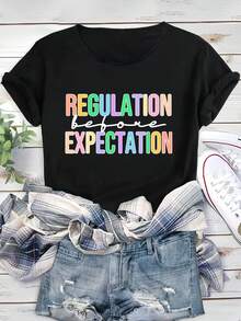Camiseta de algodón de manga corta para mujer, camiseta casual de manga corta con estampado de letras coloridas "REGULATION before EXPECTATION", camiseta clásica de cuello redondo, top de verano a la moda. - Negro - Ver 1