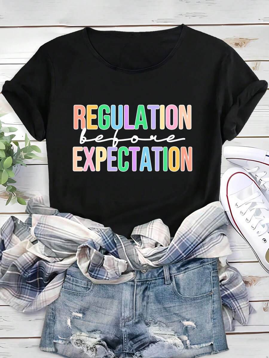 Camiseta de algodón de manga corta para mujer, camiseta casual de manga corta con estampado de letras coloridas "REGULATION before EXPECTATION", camiseta clásica de cuello redondo, top de verano a la moda. - Negro - Ver 1
