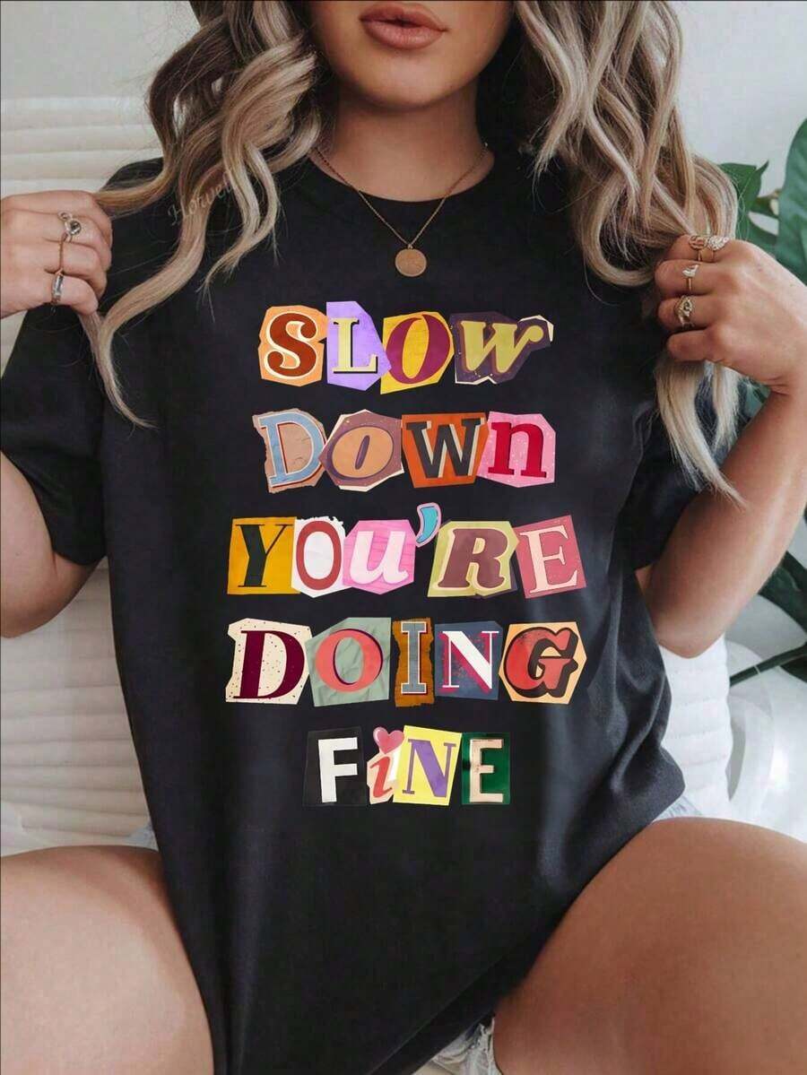Slow Down You're Doing Fine - Camiseta Casual Estampada de Moda para Mujer, Adecuada para Todas las Temporadas
-Blanco - Negro - Ver 1