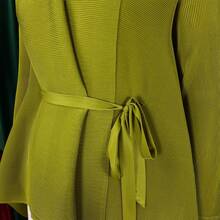 Conjunto de dos piezas para mujer: top asimétrico con pliegues y nudo, junto a falda degradada - amarillo verdoso - Ver 8