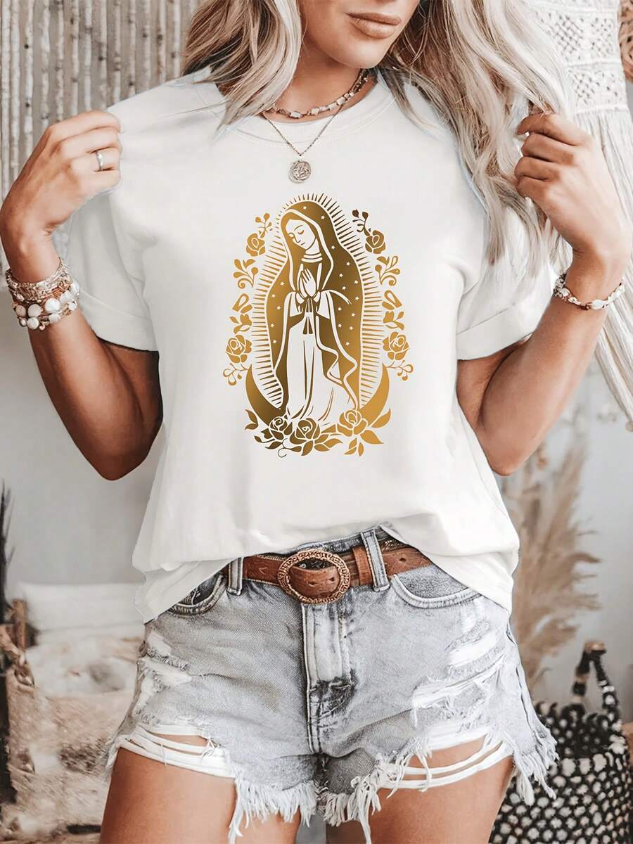 Camiseta suave 100% algodón para mujer, estilo casual, con un estampado dorado de Nuestra Señora de Guadalupe, que encarna la fe y el estilo cultural. Esta camiseta de cuello redondo, transpirable y ligera, es perfecta para un guardarropa de primavera y verano. Camiseta de algodón transpirable, combina con todo. - Blanco - Ver 1