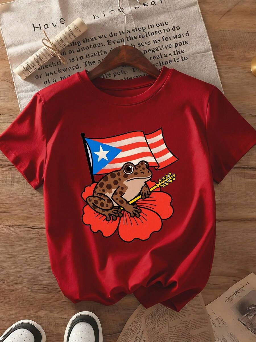 100% Camiseta | Unisex, tela cómoda, ropa casual, diseño de rana manchada marrón sobre flores de hibisco rojas - camiseta con fondo decorado con bolsa de moda, zapatillas y percha de madera. - Rojo - Ver 1