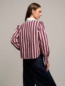 Blusa a rayas, con rayas verticales, cuello redondo, botones forrados en tela, hombros abultados, mangas largas con puños abotonados, look primavera-verano, ideal para cumpleaños o carnaval. - Morado - Ver 2