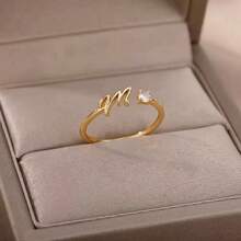 Một chiếc nhẫn có mặt nhẫn hình học điều chỉnh được và khắc tên bằng chữ cái tiếng Anh. - Vàng - Xem 1