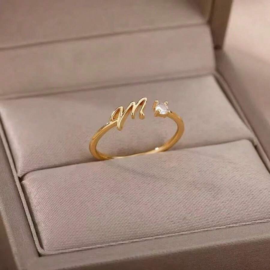 Một chiếc nhẫn có mặt nhẫn hình học điều chỉnh được và khắc tên bằng chữ cái tiếng Anh. - Vàng - Xem 1