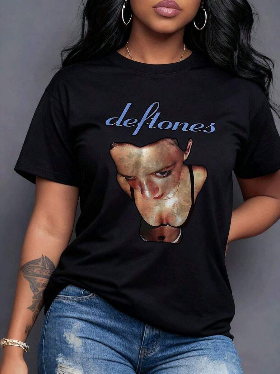 Iconografía Deftones con figura femenina abstracta distorsionada y mirada introspectiva desde arriba un arte visual provocador perfecto para seguidores de la banda Camiseta de mujer 100% algodón,maija mujer curvy. - Negro - Ver 1