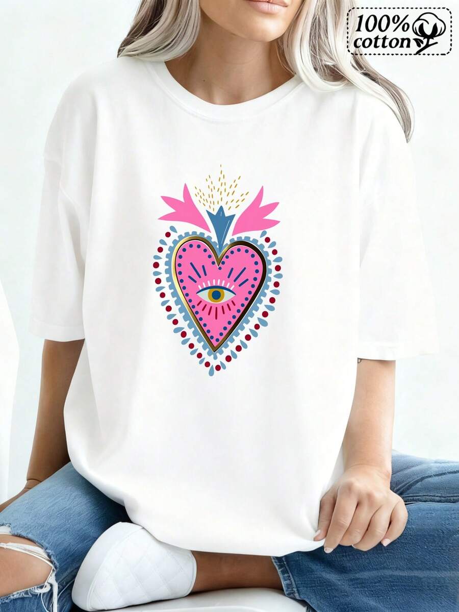 Camiseta blanca de mujer con un corazón con un ojo y patrones florales, perfectara el uso cotidiano casual