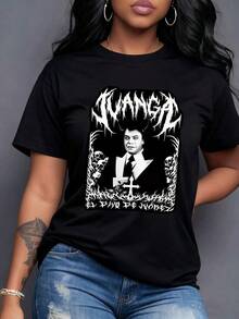 Iconic Image Of A Singer With White Eyes Surrounded By Skulls And Thorny Branches. Gothic Text Above, Inverted Cross Below. Unique Enigmatic Aura, Perfect For Fans Of Alternative Rock And Pop Culture. Women's T-Shirt, 100% Cotton. - 黑色 - 查看 7