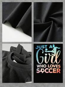 Imagen que muestra a una chica jugando al fútbol con energía y pasión junto a las palabras que expresan amor por el deporte y refuerzan la fuerza femenina en el juego camiseta de mujer 100% algodón cómoda casual para fanáticas del fútbol y uso diario - Negro - Ver 4