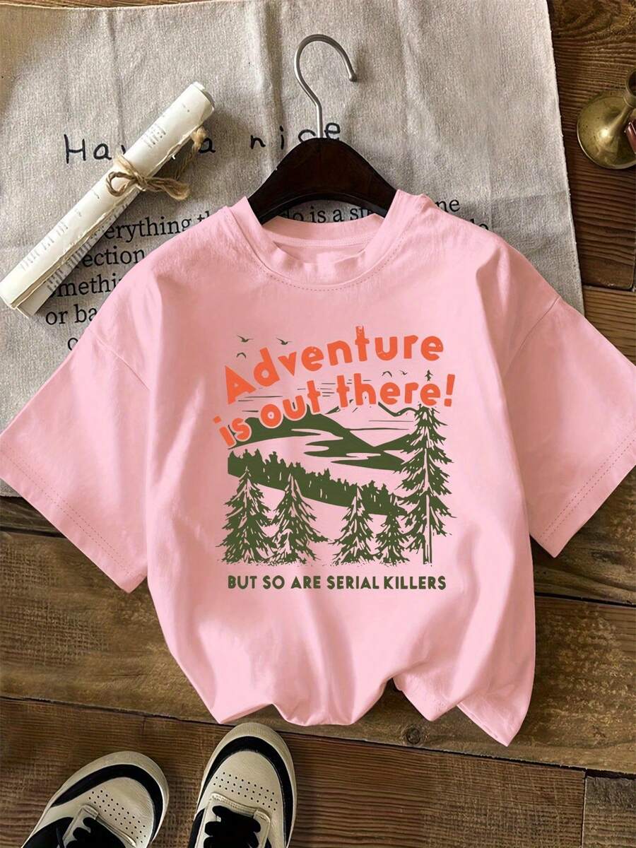 Plus Size Women's Short Sleeve Graphic T-Shirt - "Adventure Is Out There!" Pine Tree And Letter Print, Casual Crew Neck Loose Fit T-Shirt, Machine Washable, Spring Summer Outdoor Wear, Women's T-Shirts, Scenic Print T-Shirt, Comfortable Fabric - 粉色 - 查看 1