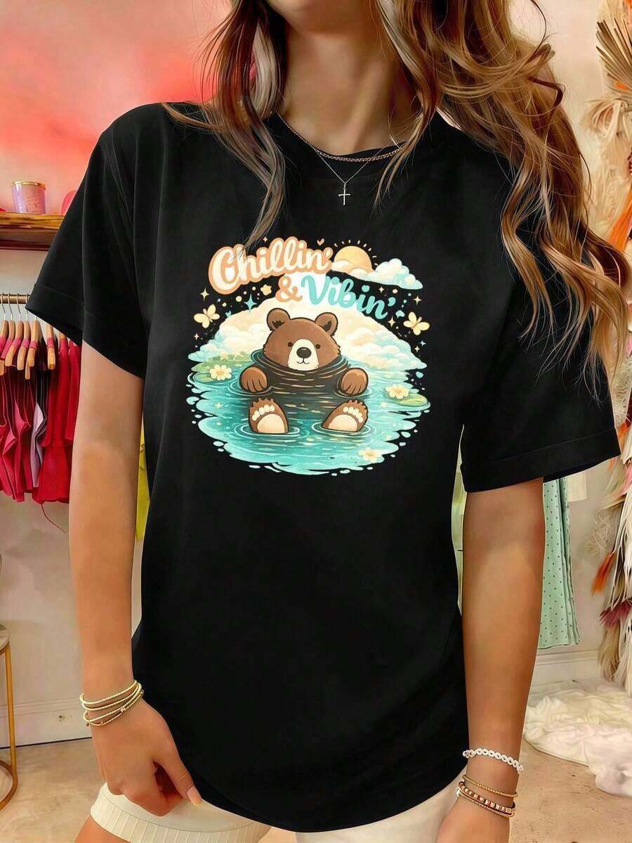 Camiseta Chillin Vibes Bear Graphic Tee 100% algodón, cuello redondo, corte holgado, cómoda, estilo hip-hop urbano. - Negro - Ver 1