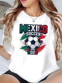 Balón de fútbol con los colores de la bandera de México representando la pasión nacional y la emoción del Mundial 2026 símbolo de orgullo y energía deportiva camiseta de mujer casual moderna - Negro - Ver 1