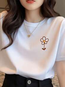 Una camiseta blanca de manga corta para mujer con estampado floral, hecha de tela suave y elástica, apta para lavado a máquina.Esta elegante camiseta de cuello redondo es perfecta para todas las estaciones. - Blanco - Ver 1