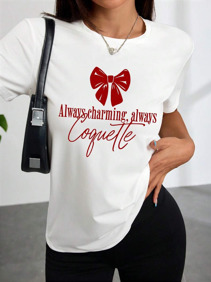Camiseta blanca de mujer con estampado de arco rojo y la frase 'Siempre encdor, siempre coquete', perfectara salidas informales y declaraciones con estilo