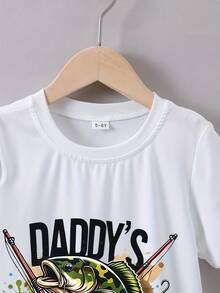 1 pieza Camiseta de manga corta de verano para niño con estampado de pesca "Dad's Fishing Buddy", 180g, 100% algodón - Blanco - Ver 3
