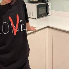 Bright Red Short-Sleeved Summer Top With V-Print, Versatile Crew Neck Varsity Tee, Summer Urban Style For Couples. - 黑色短袖[大洪V] - 查看 6