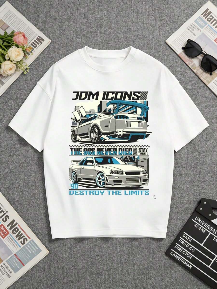 Camiseta blanca, con un llamativo diseño gráfico de "Iconos JDM" que muestra dos coches elegantes y frases audaces como "Los 90 nunca murieron", "Mantente atemporal" y "Destruye los límites". Perfecto para los entusiastas de los automóviles y aquellos que aman la nostalgia de la cultura automotriz clásica. Ideal para regalar o para uso personal. Una camiseta de manga corta adecuada para el hogar, el uso diario, fiestas y viajes-perfecta como regalo para amigos o familiares. - Blanco - Ver 1