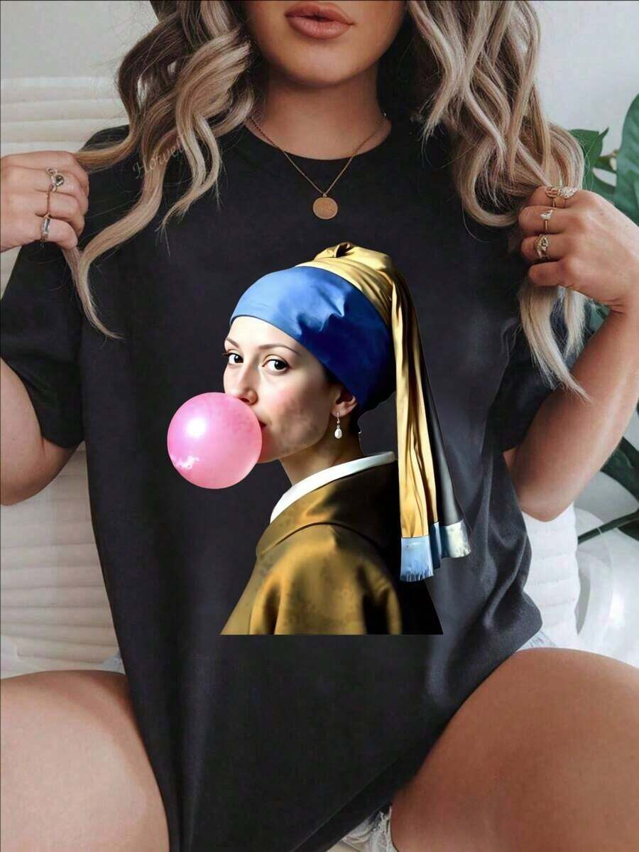 Camiseta Casual de Manga Corta para Mujer - Diseño de Chica con Pendiente de Perla Soplando una Goma de Mascar Rosa, Cuello Redondo, Top de Verano, Lavable a Máquina, Camisetas para Damas, Ropa Casual, Estilo Moderno, Ajuste Cómodo  
 -Blanco - Negro - Ver 1