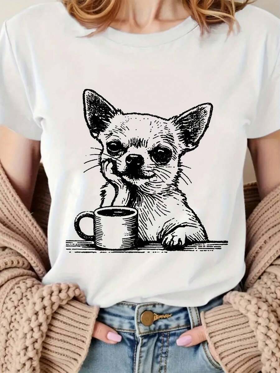 Soft 100%cottonSoft 100%cottonT-shirtCamiseta gráfica de mujer con diseño de chihuahua y taza - Camiseta casual de cuello redondo gris suave, cómoda para usar en todas las estaciones, regalo perfecto para amigos o el Día de San Valentín, diseño juguetón con ilustración de perro en blanco y negro, tela de estiramiento medioBreathable Cotton Tee, All Matchcoolcool - Blanco - Ver 1