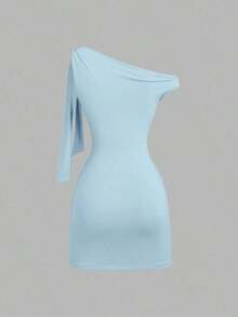 Sweetro Vestido ajustado sexy con volantes en el hombro oblicuo, que ciñe la cintura, estilo francés chic, minifalda ajustado - Azul lavado medio - Ver 2