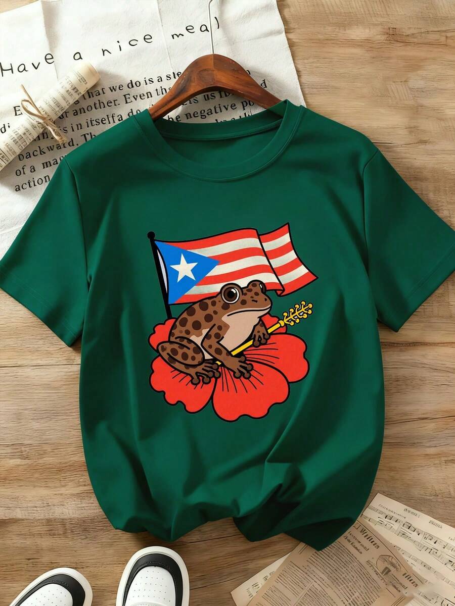 100% T-Shirt | Unisex, Comfortable Fabric, Casual Wear, Brown Spotted Frog Design On Red Hibiscus Flowers - T-Shirt With Background Decorated With Fashion Bag, Slippers And Wooden Hanger. - 綠色 - 查看 1