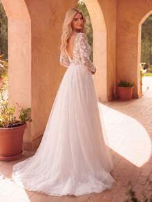 Faeriesty Đầm cưới ren cổ chữ V thanh lịch, phần thân áo ôm sát được trang trí bằng những họa tiết hoa tinh tế, chân váy xếp tầng voan mỏng nhẹ - một chiếc váy lãng mạn và duyên dáng, hoàn hảo cho các buổi lễ tại nhà thờ, đám cưới ngoài trời, tiệc cô dâu và các buổi dạ hội trang trọng. - trắng - Xem 2