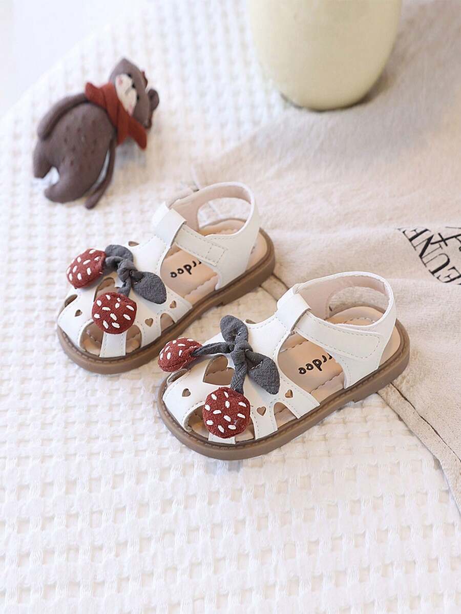 Dép xăng đan móc hình dâu tây cho bé gái, đế mềm chống trơn trượt, giày đi bộ mùa hè dễ thương. - Màu be - Xem 1