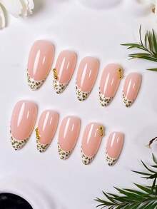 Bộ 10 móng giả thủ công hình hạnh nhân, màu trắng kiểu Pháp và họa tiết da báo vàng. Nền màu nude nhẹ nhàng với các đường kẻ trắng kiểu Pháp được vẽ tay và họa tiết da báo vàng, được điểm xuyết tinh tế bằng các hạt thép vàng thủ công. Thanh lịch, lãng mạn và tối giản, mang đến vẻ sang trọng, quyến rũ và nhẹ nhàng. - Nhiều màu - Xem 5