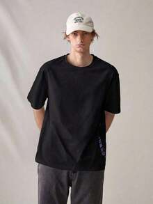 SWAVVY Men's Casual Short Sleeve Crew Neck T-Shirt With Letter And Pineapple Print, Men's Crew Neck Printed T-Shirt, Urban Style, White And Red Graphic T-Shirts For Men, Japanese Urban Style Graphic T-Shirt. - Black 2 - 查看 6