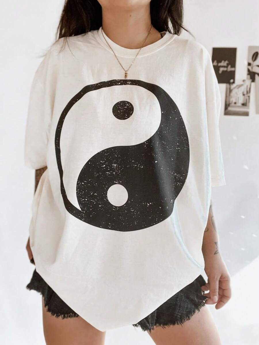 Women's Yin-Yang Graphic Print Off-Shoulder T-Shirt - Relaxed Fit, Short Sleeve, Crew Neck, Casual Top, Breathable Medium-Stretch Fabric, Machine Washable, All-Season Comfort, Women's T-Shirts, Comfortable Everyday Wear, Crew Neck T-Shirt, Non-See-Through Fabric, Y2k T-Shirt - 白色 - 查看 1