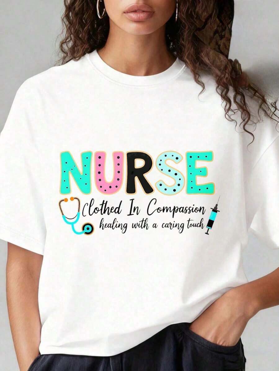 Camiseta de Mujer con Cuello Redondo y Mangas Cortas, Estampado Divertido: Enfermera Vestida con Compasión, Curación con un Toque Cariñoso. Camiseta para Enfermeras, Regalo para la Profesión Médica. Adecuada para el Día de San Valentín, Navidad, Fiestas, Actividades Deportivas, Fiestas de Vacaciones, Salidas, Deportes y Otros Regalos Festivos. - Blanco - Ver 1