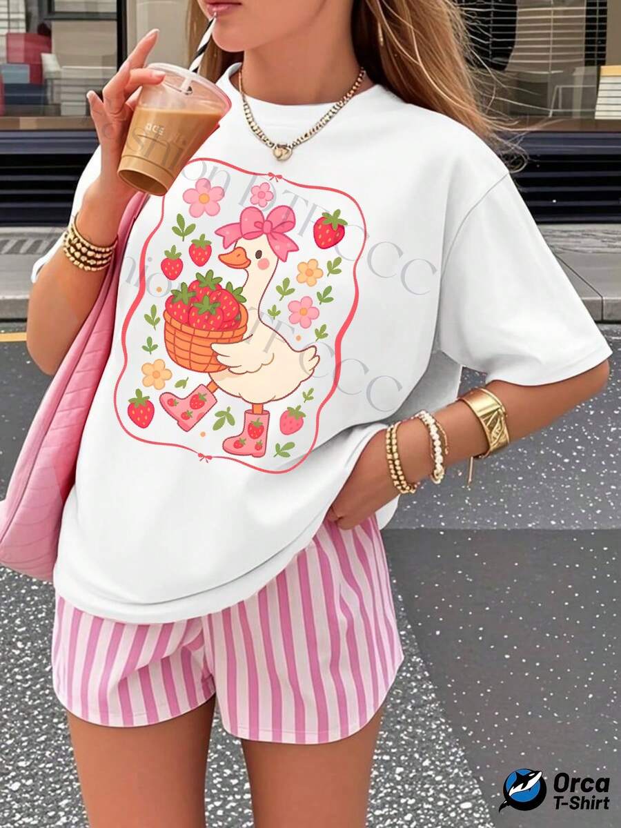Fashionable And Personalized Y2K Women's T-Shirt, 180g Pure Cotton, Loose-Fitting Short-Sleeved Top, Stylish Urban Design, Casual And Breathable For Everyday Wear, Creative Print Summer Set, Perfect Gift For Outdoor Sports. Cute And Feminine Design Featuring A Pink Duck Holding A Basket Of Strawberries With Floral And Strawberry Motifs, Suitable For Spring And Summer Wear. - 白色 - 查看 1