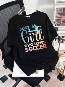 Imagen que muestra a una chica jugando al fútbol con energía y pasión junto a las palabras que expresan amor por el deporte y refuerzan la fuerza femenina en el juego camiseta de mujer 100% algodón cómoda casual para fanáticas del fútbol y uso diario - Negro - Ver 3
