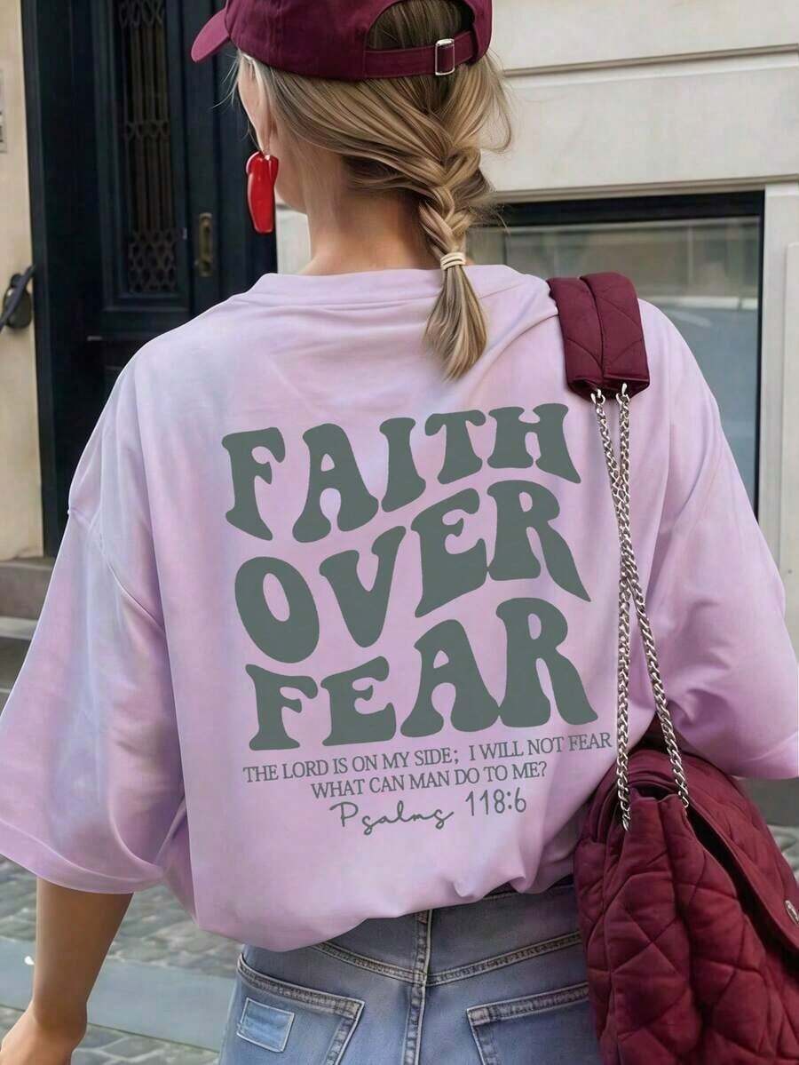 Camiseta de manga corta con cuello redondo y estampado de la frase "La creencia vence al miedo", estilo casual y de resort, uso diario esencial. Camiseta gráfica de mujer, blusa blanca de de verano Playeras Deportivas Para Mujer