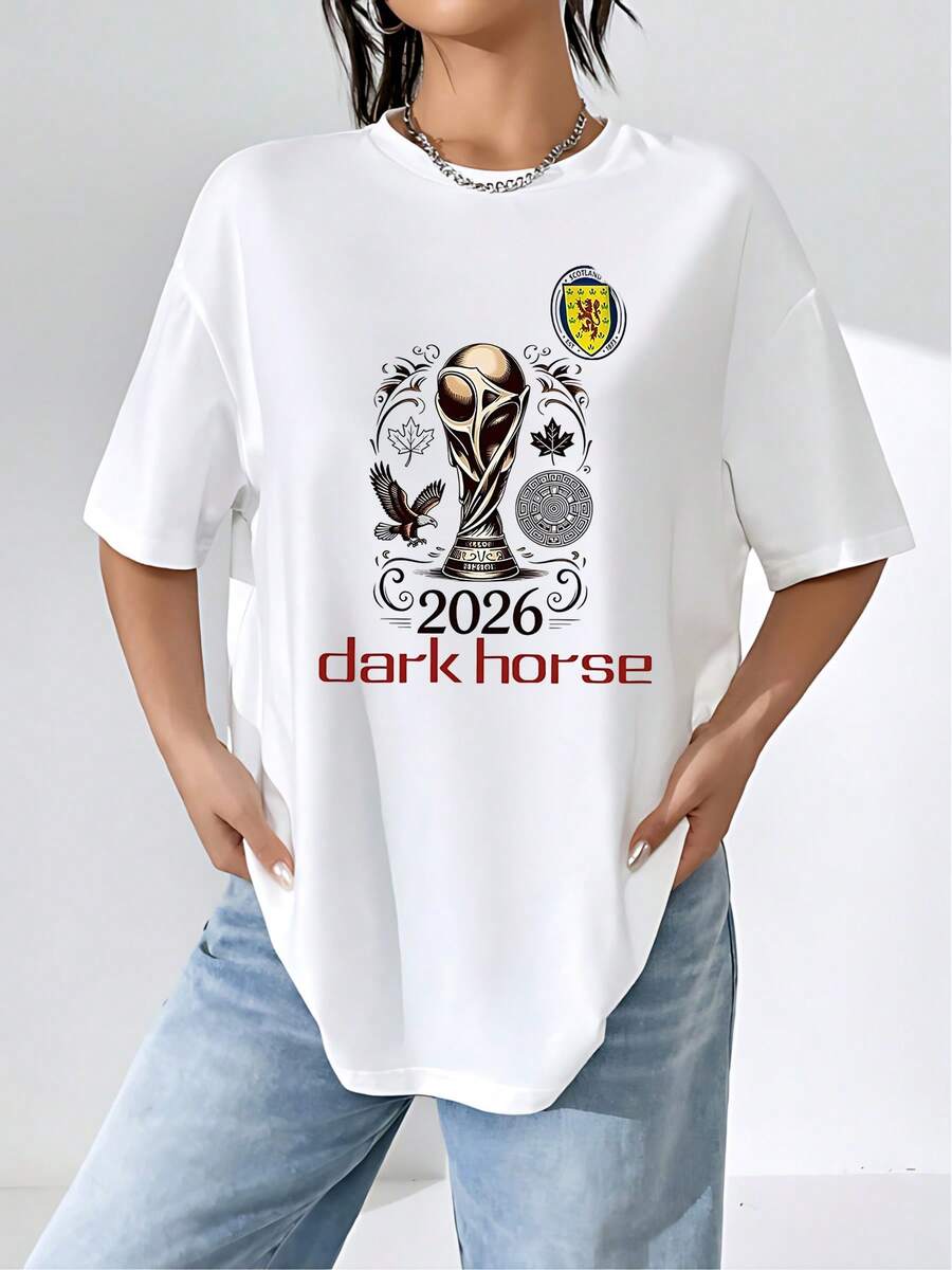 El estampado representa el espíritu del fútbol mundial 2026 con un trofeo rodeado de hojas de arce, un águila en vuelo y símbolos que evocan fuerza, superación y esperanza en la competencia deportiva camiseta de mujer 100% algodón cómoda y moderna - Blanco - Ver 1