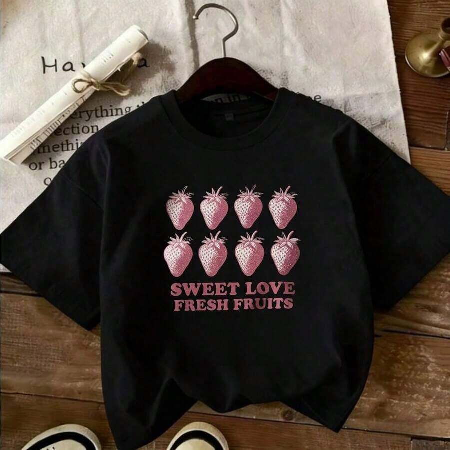 Vintage Style Printed T-Shirt With 8 Pink Strawberries And The Phrase "SWEET LOVE FRESH FRUITS" - Casual Round Neck, Super Soft, Breathable For Summer - Perfect For Food Lovers, Fruit Lovers, Gift For Valentine's Day, Mother's Day - Unisex Loose Cotton Short Sleeve Round Neck T-Shirt In Urban Vintage Style. - 黑色 - 查看 1