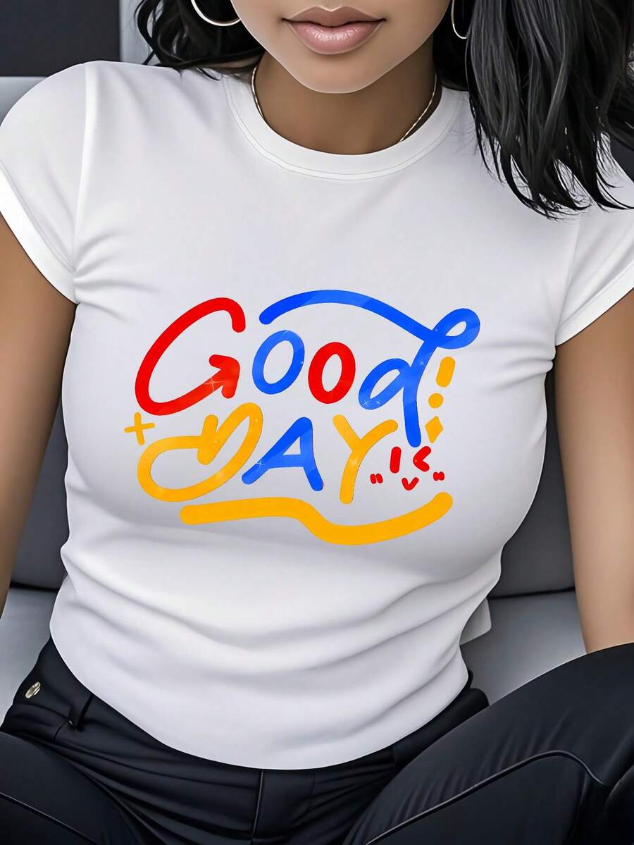 Camiseta con estampado de texto inspirador "Good Day", de manga corta y cuello redondo, ropa de mujer con un toque de diseño lleno de estilo graffiti vibrante, que transmite una actitud positiva y optimista, adecuada para el uso diario, salidas informales, reuniones con amigos, moda urbana, que muestra individualidad, expresa el amor por la vida, puede usarse como regalo de cumpleaños o para las fiestas para familiares y amigos, transmitiendo buenos deseos y brindando alegría, camiseta de algodón puro con estampado para mujer. - Blanco - Ver 1