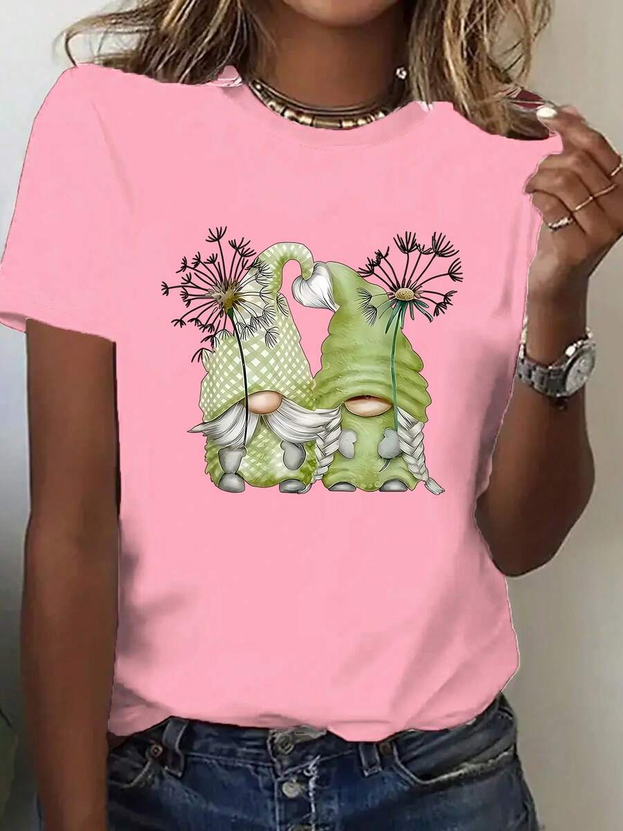 Plus Size Women's T-Shirt With A Print Of Two Cartoon Gnomes Wearing Green Hats And White Beards, Adorned With Dandelion Letter Prints On The Hats. Plus Size, Crew Neck. - 粉色 - 查看 1
