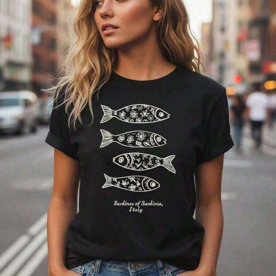 Camiseta de algodón estampada para mujer, camiseta de manga corta con cuello redondo y estampado italiano de la Sardenia, top holgado informal de verano, disponible en tallas S-3XL, tela de algodón puro suave y transpirable, camiseta con estampado de peces, adecuada para vacaciones y uso diario en la playa, top de verano, ropa de verano, camisa, camiseta estampada de verano, camiseta de mujer, ropa de verano para mujer, ropa de vacaciones, ropa para el Día de la Madre, ropa de vacaciones para mujer, ropa Tropicoqueta, ropa tropical para mujer, top de mujer. - Negro - Ver 1