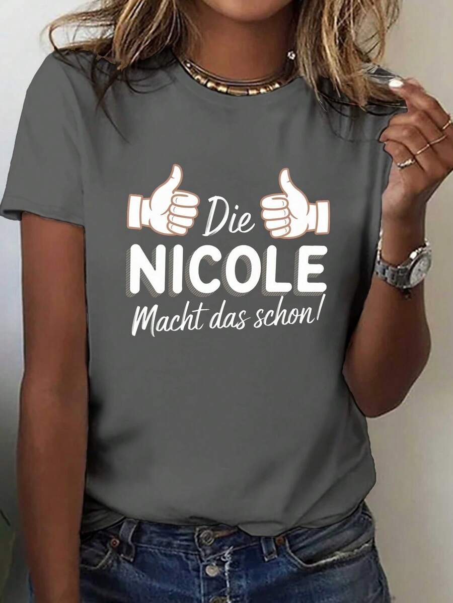 Camiseta con estampado de "Nicole Makes It Happen" y "Thumbs Up", manga corta, cuello redondo, top casual para verano y primavera, ropa de mujer - Gris Oscuro - Ver 1