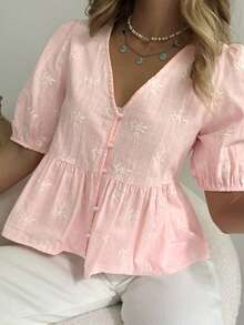 Blus lengan pendek berkerah V dengan bordir bunga warna pink lembut, desain lengan mengembang dan hem berkerut, kemeja bordir gaya gadis Prancis, cocok untuk perjalanan sehari-hari, kencan, jalan-jalan, dan liburan musim panas. - Baby Pink - View 2