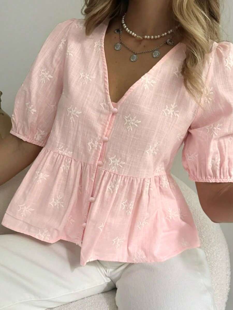 Blus lengan pendek berkerah V dengan bordir bunga warna pink lembut, desain lengan mengembang dan hem berkerut, kemeja bordir gaya gadis Prancis, cocok untuk perjalanan sehari-hari, kencan, jalan-jalan, dan liburan musim panas.
